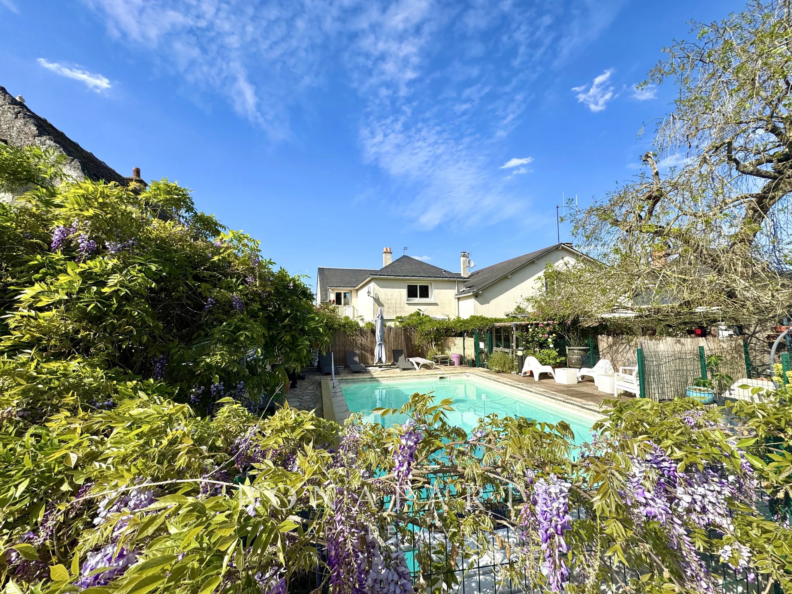 VERNOIL-LE-FOURRIER - MAISON/GÎTE - 421 M²