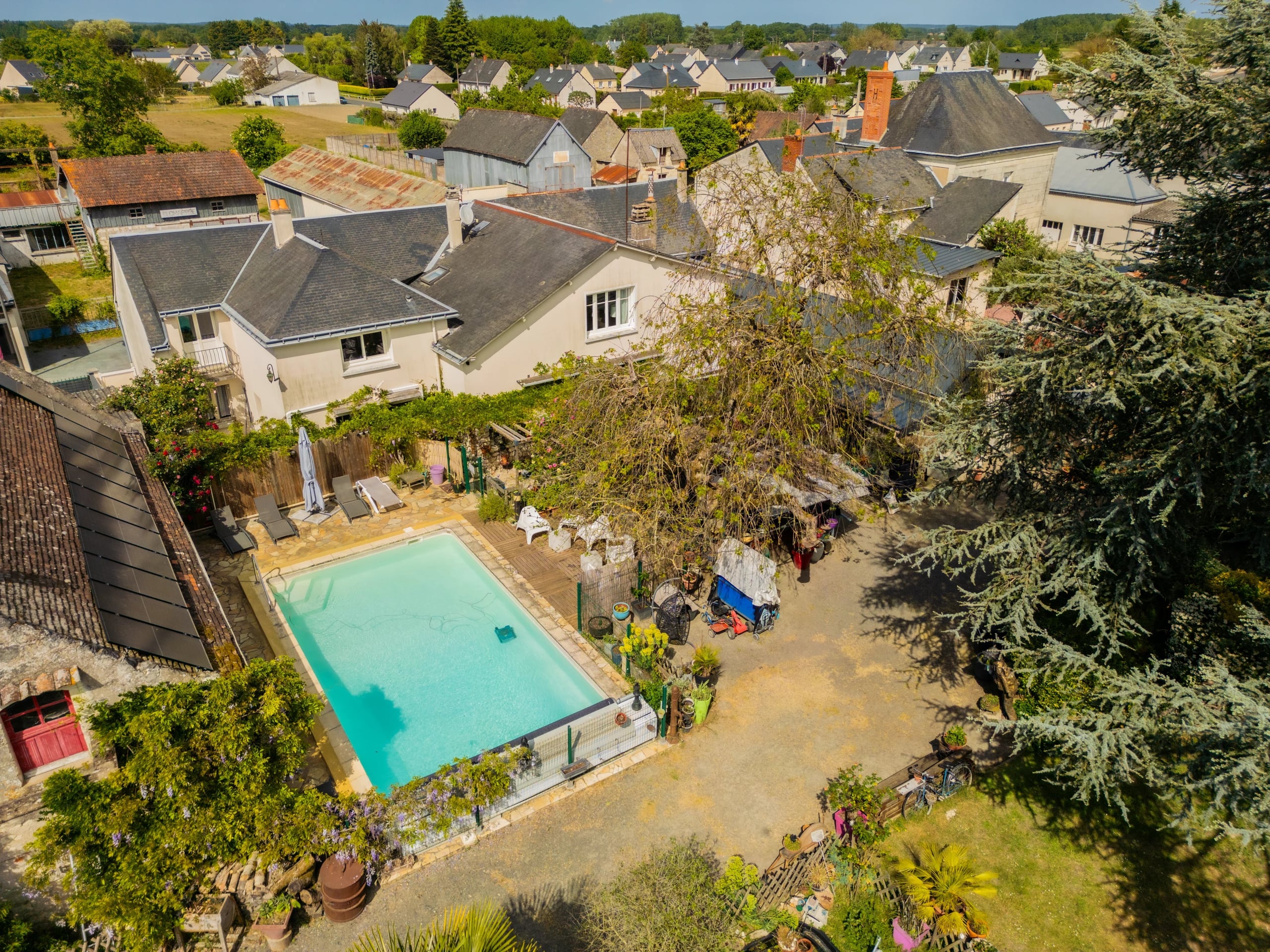 VERNOIL-LE-FOURRIER - MAISON/GÎTE - 421 M²